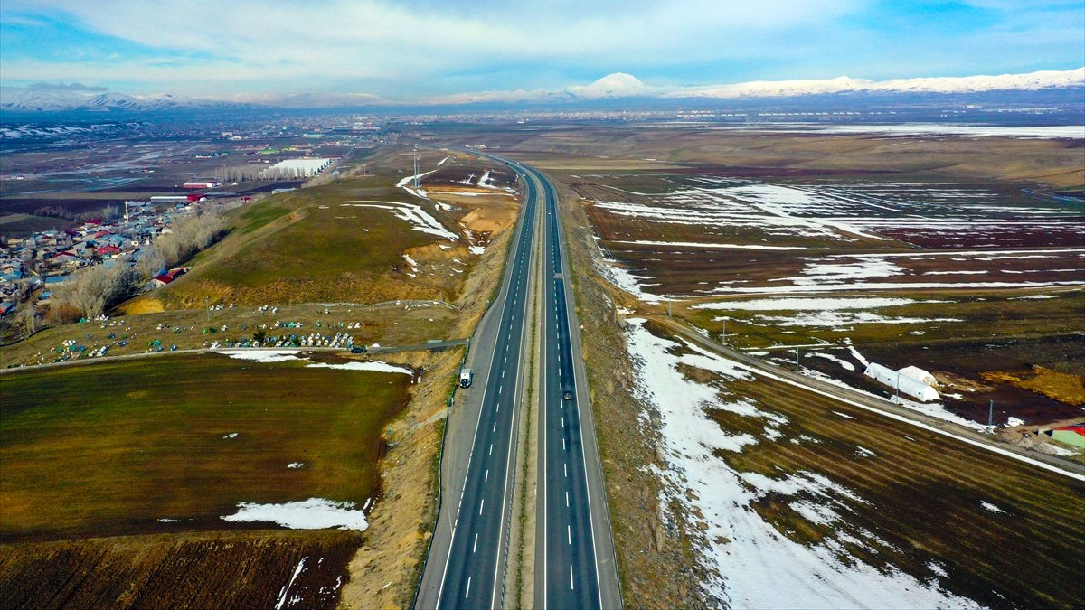 Beyaz örtü çözülüyor: Ağrı Ovası’nda baharın ilk manzaraları ortaya çıktı