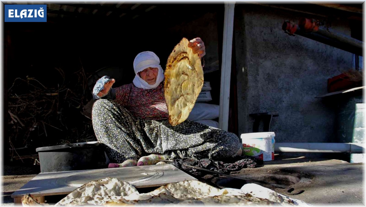 97 yaşındaki Mesude nine, 67 yıldır tandırda ekmek pişirerek geçimini sağlıyor