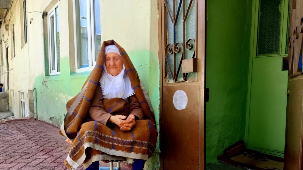 98 yaşındaki kadına sahte parayla zekat verdiler