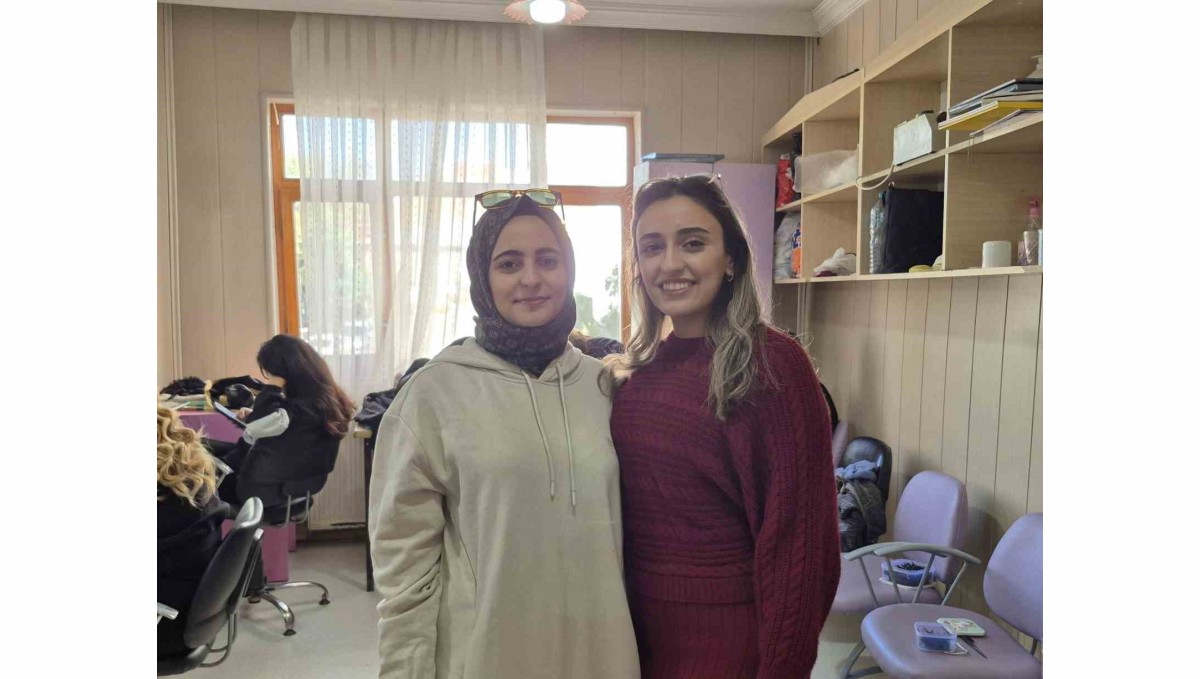 Abla ve kardeş, hayalleri için kuaförlük eğitimi alıyor