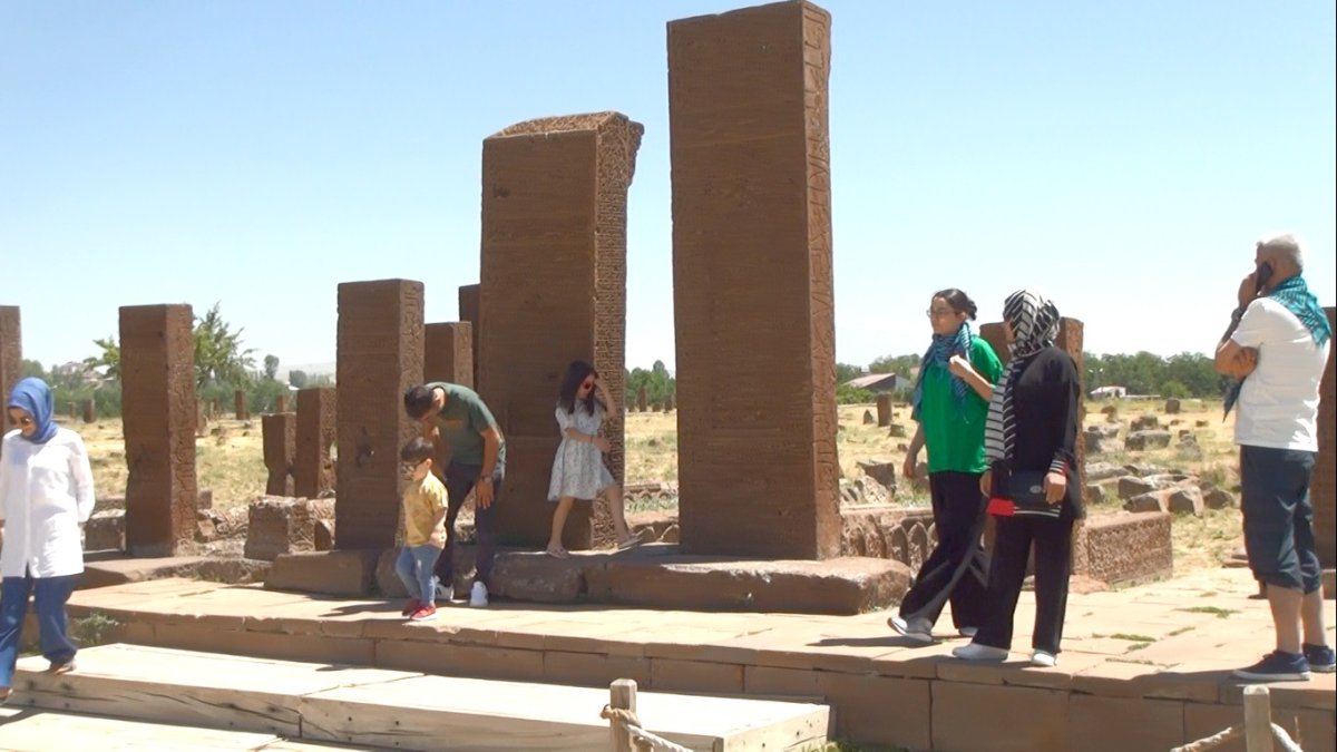 Açık hava müzesi Ahlat'ta bayram yoğunluğu