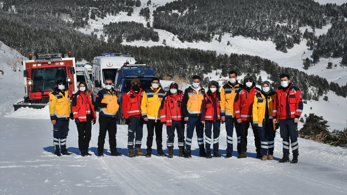 Acil Müdahale Timleri dondurucu soğukta karlı dağları aşarak hayat kurtarıyor