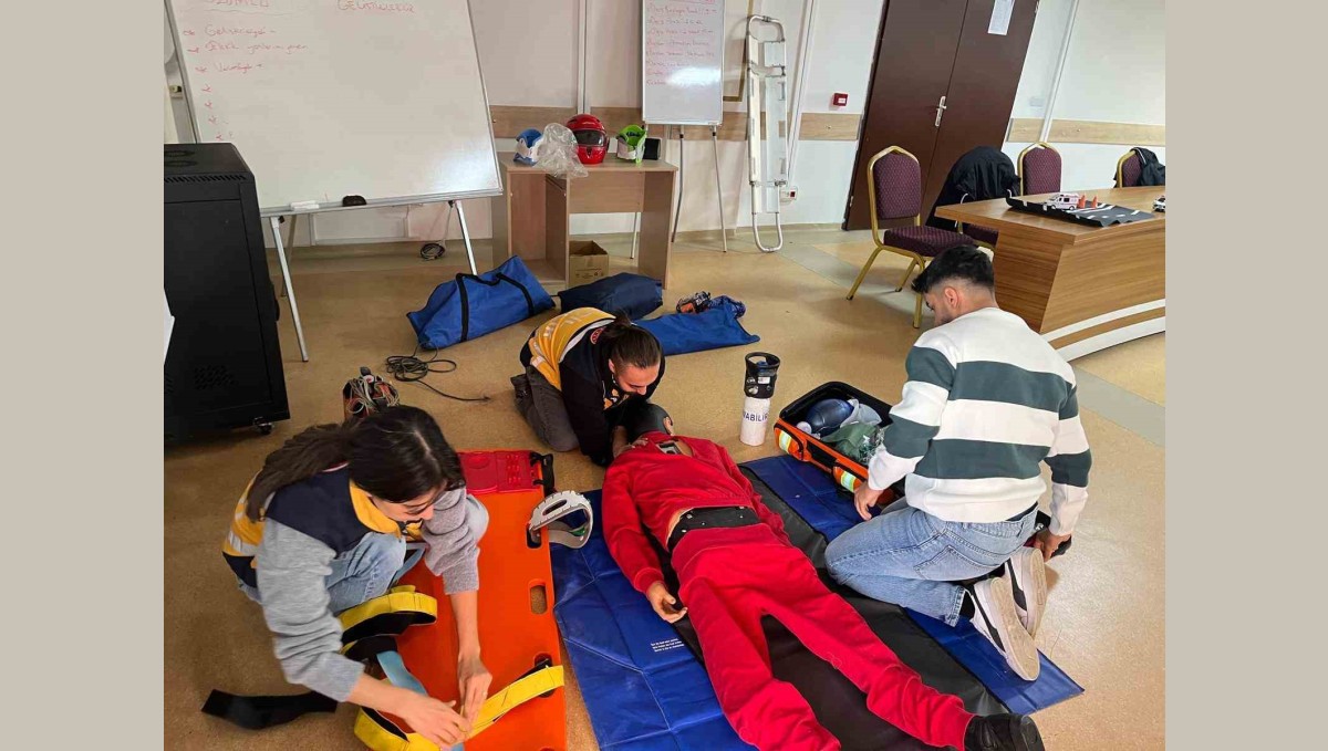 Acil sağlık personeline eğitim verildi