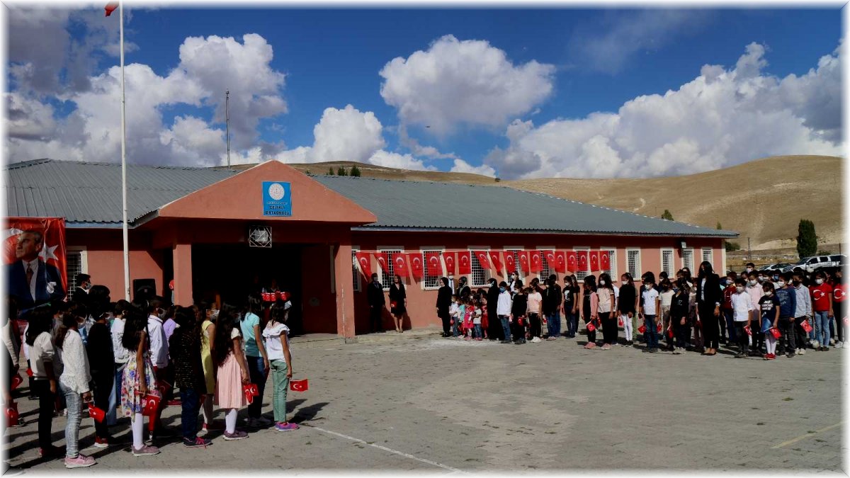 Açılışı yapılan kütüphaneye şehit öğretmen Necmettin Yılmaz'ın ismi verildi