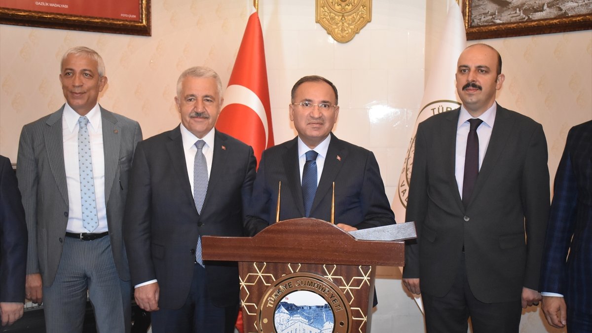 Adalet Bakanı Bozdağ, Kars Valiliğini ziyaret etti