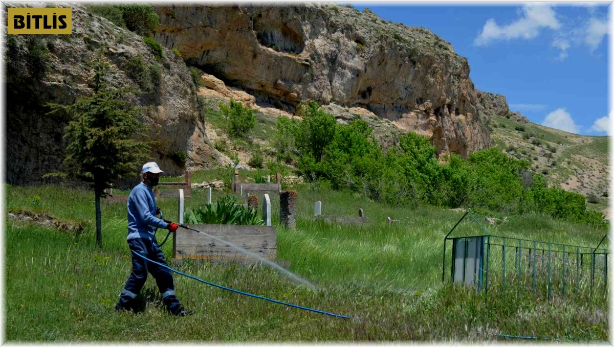 Adilcevaz Belediyesi ekipleri mezarlıklarda ilaçlama yaptı