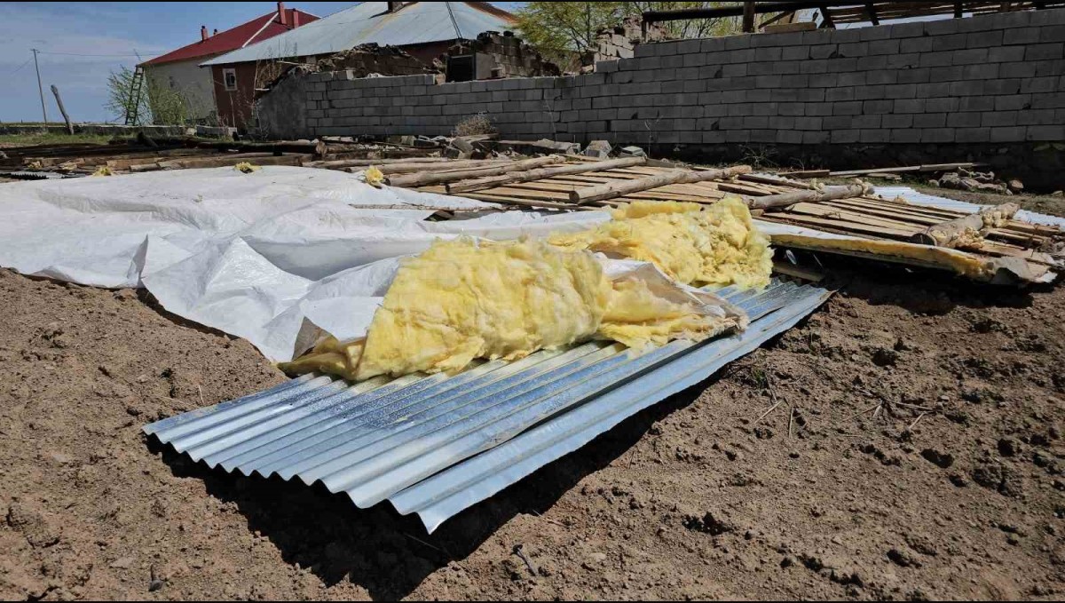 Adilcevaz'da fırtına çatıları uçurdu