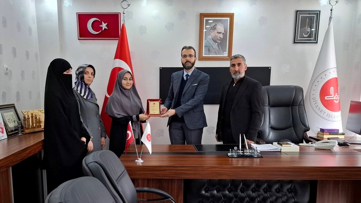 Adilcevaz'da hafızlık eğitimini tamamlayan öğrenciye plaket verildi