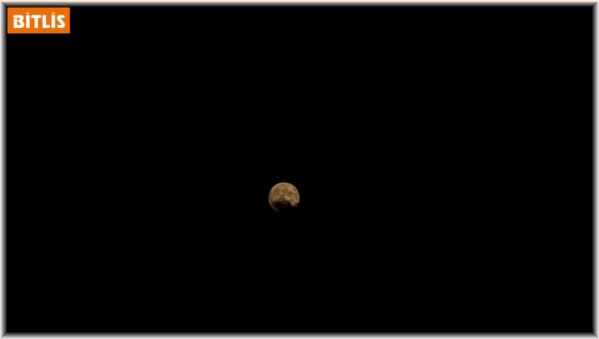 Adilcevaz'da hayran bırakan dolunay