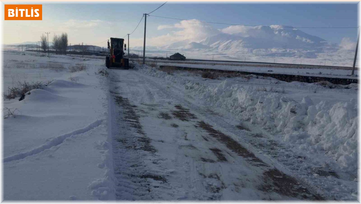 Adilcevaz'da karla mücadele çalışması devam ediyor