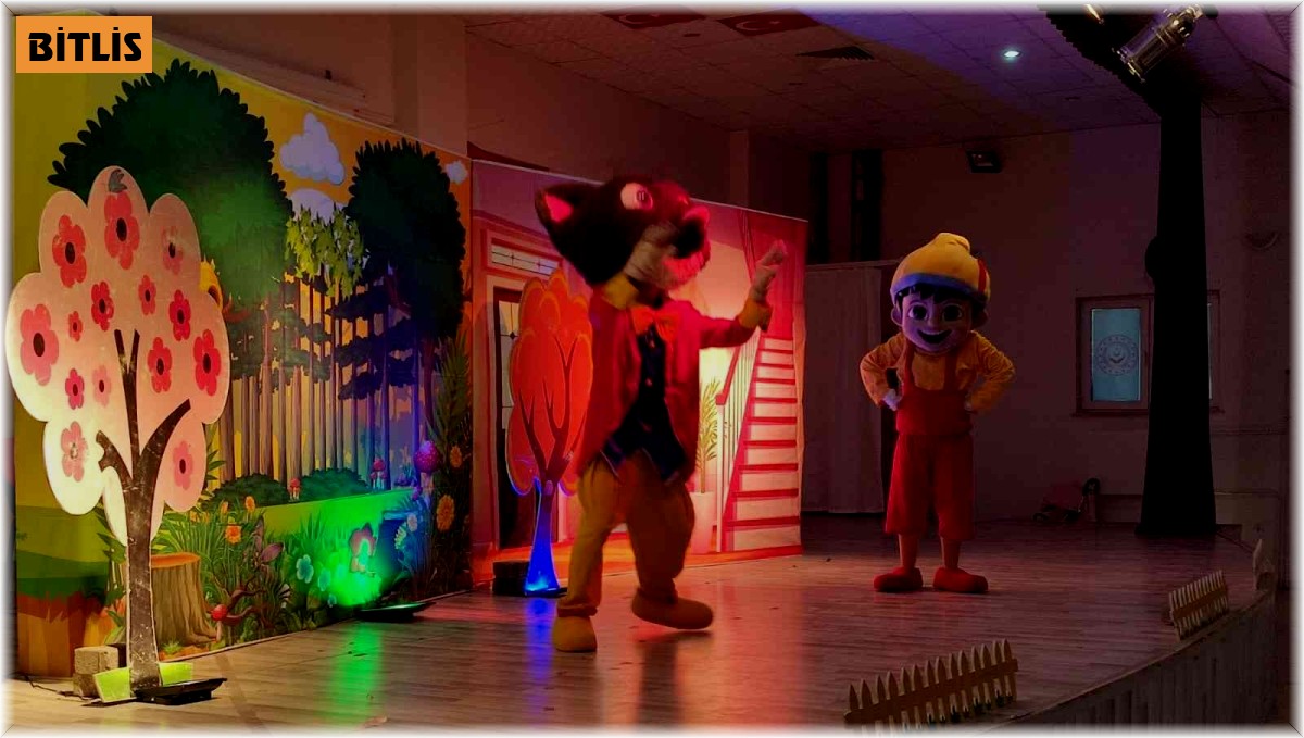 Adilcevaz'da minik öğrenciler tiyatro ile tanıştı