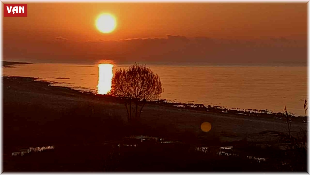 Adilcevaz'da muhteşem gündoğumu