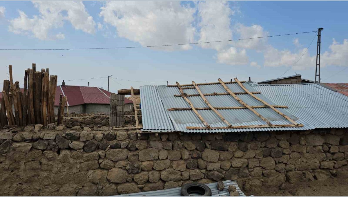 Adilcevaz'da oluşan hortum çatıları uçurdu