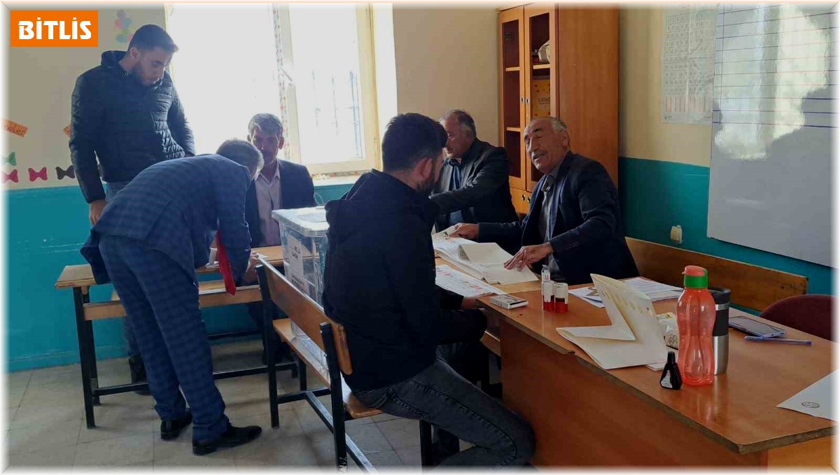 Adilcevaz'da oy verme işlemi başladı