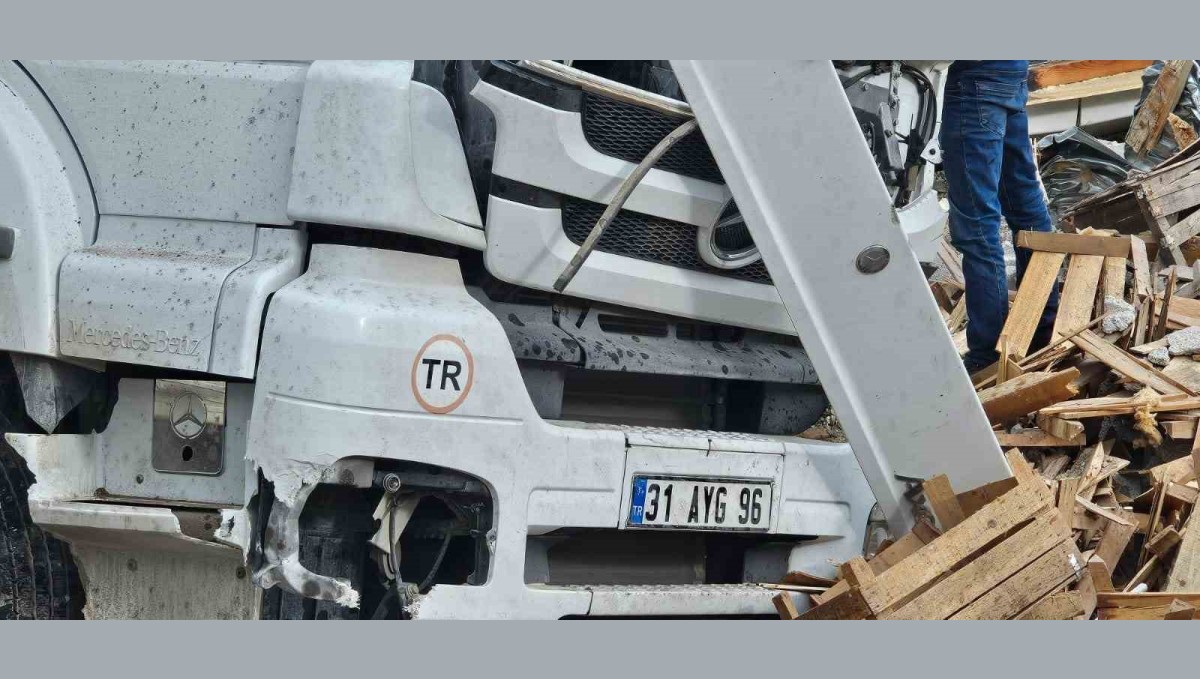 Adilcevaz'da tavuk eti yüklü tır kaza yaptı: Sürücü yaralandı, tavuklar çevreye dağıldı