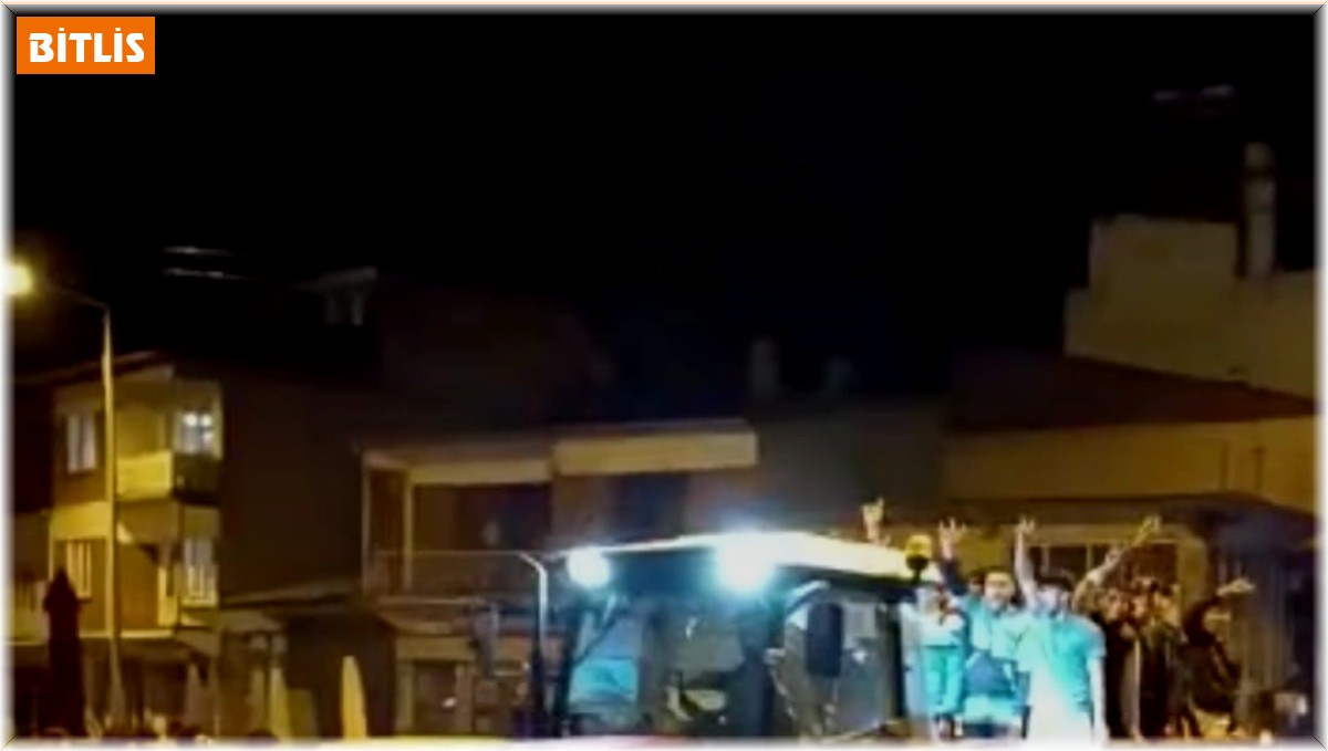 Adilcevaz'da vatandaşlar Cumhurbaşkanı Erdoğan'ın seçim zaferini traktörle kutladı