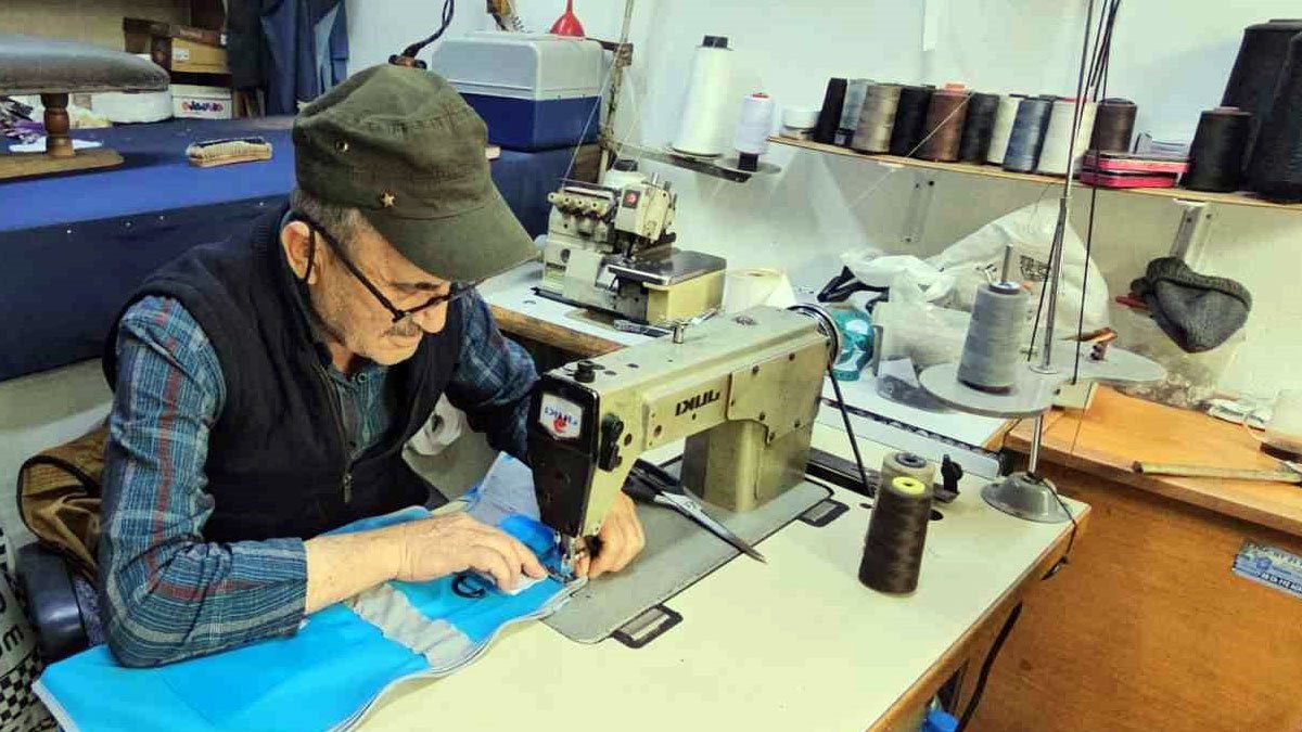Adilcevaz’da 52 yıldır terzilik yapan Ayhan Tatar, üç kuşağın kıyafetini dikti