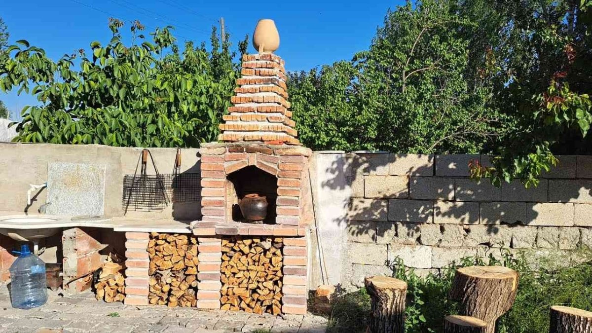 Adilcevazlı usta taş ve ahşaba şekil vererek eserler ortaya çıkarıyor