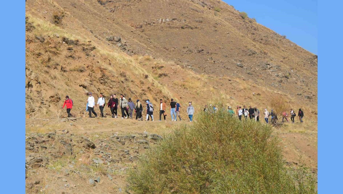 "Adımlarla Keşfet" projesi kapsamında 40 kişi Muş'un ünlü bağlarına yürüdü