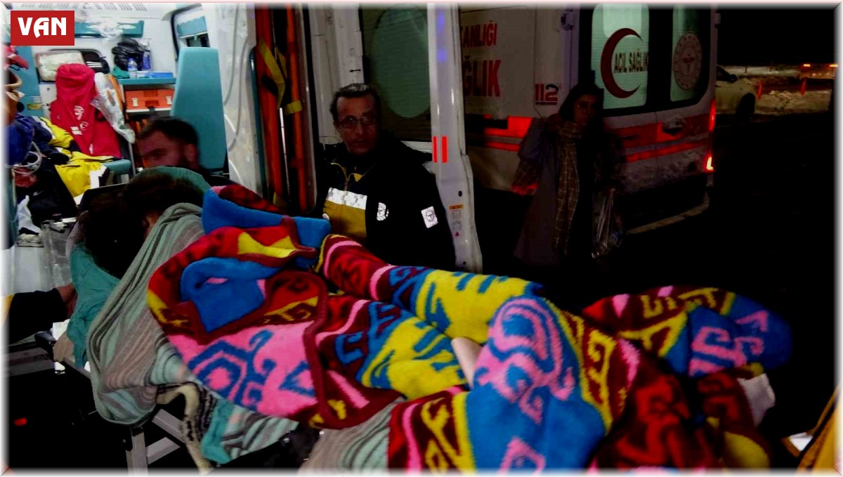 Adıyaman'da enkazdan çıkarılan anne ve bebeği tedavi için Van'a getirildi