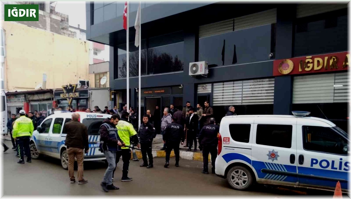 Adliye önünde husumetli iki grup arasında muştalı kavga: 4 yaralı