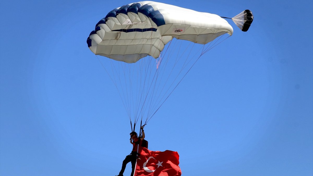 Adrenalin tutkunu Avusturalyalı sporcu Türk bayrağıyla atlayış yaptı