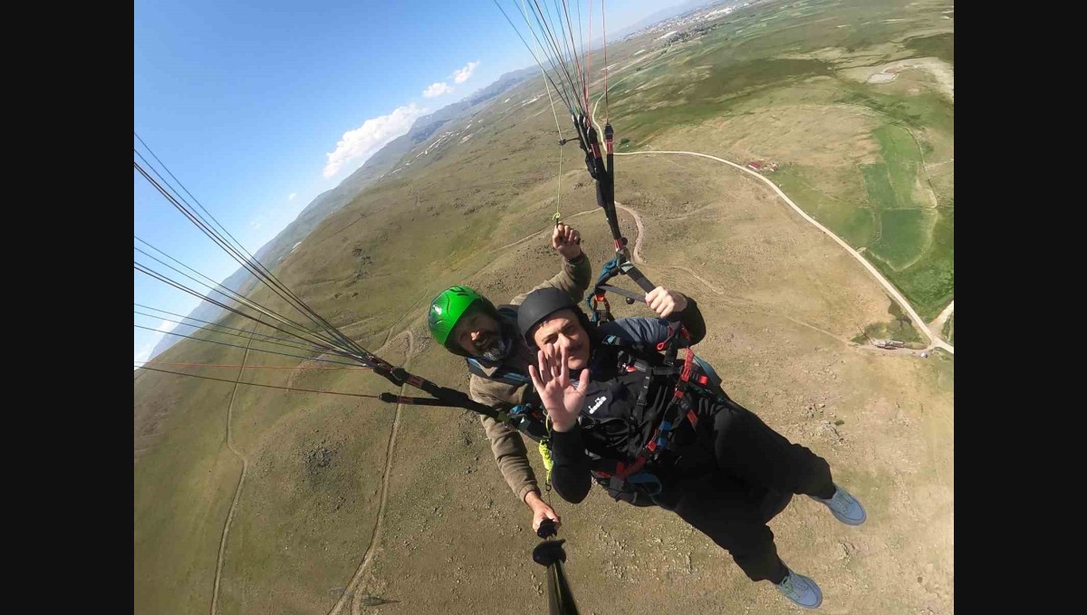 Adrenalin tutkunu Erzurum Valisi Mustafa Çiftçi, bu defa yamaç paraşütüyle zirveden uçtu