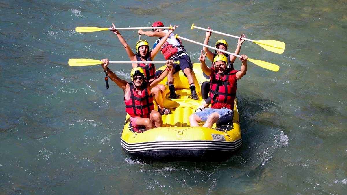 Adrenalin tutkunu İranlı turistler, Çatak Çayı'nda rafting yaparak eğleniyor