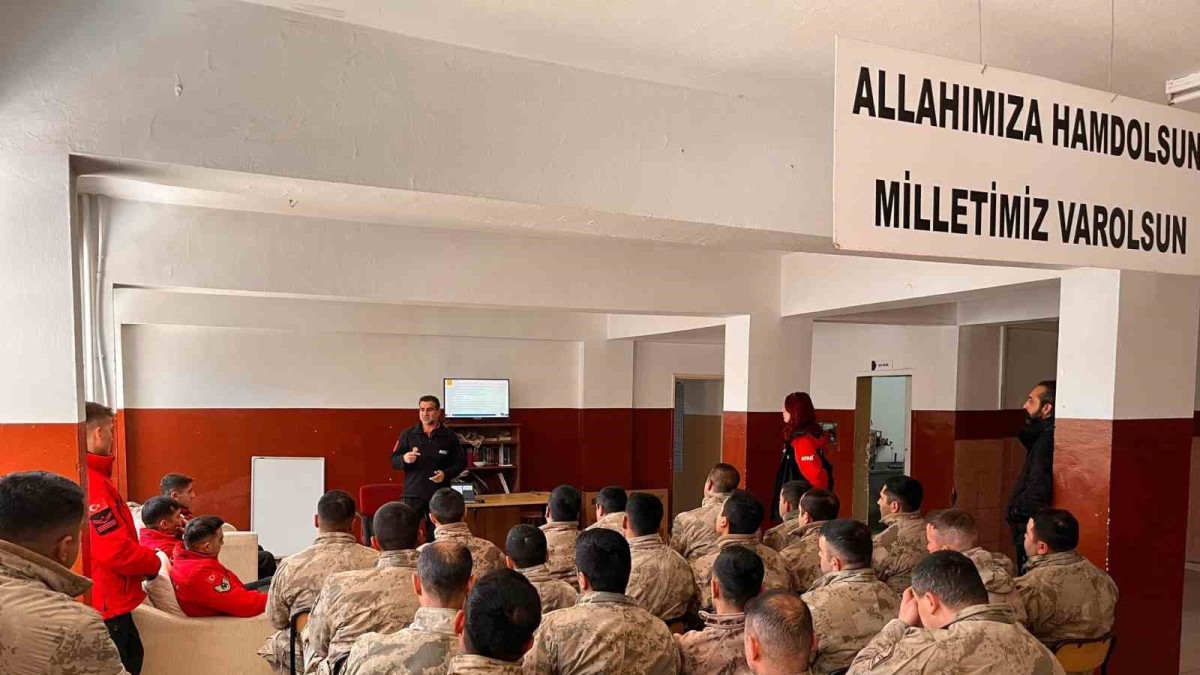 AFAD'dan jandarma personeline çığda arama kurtarma eğitimi