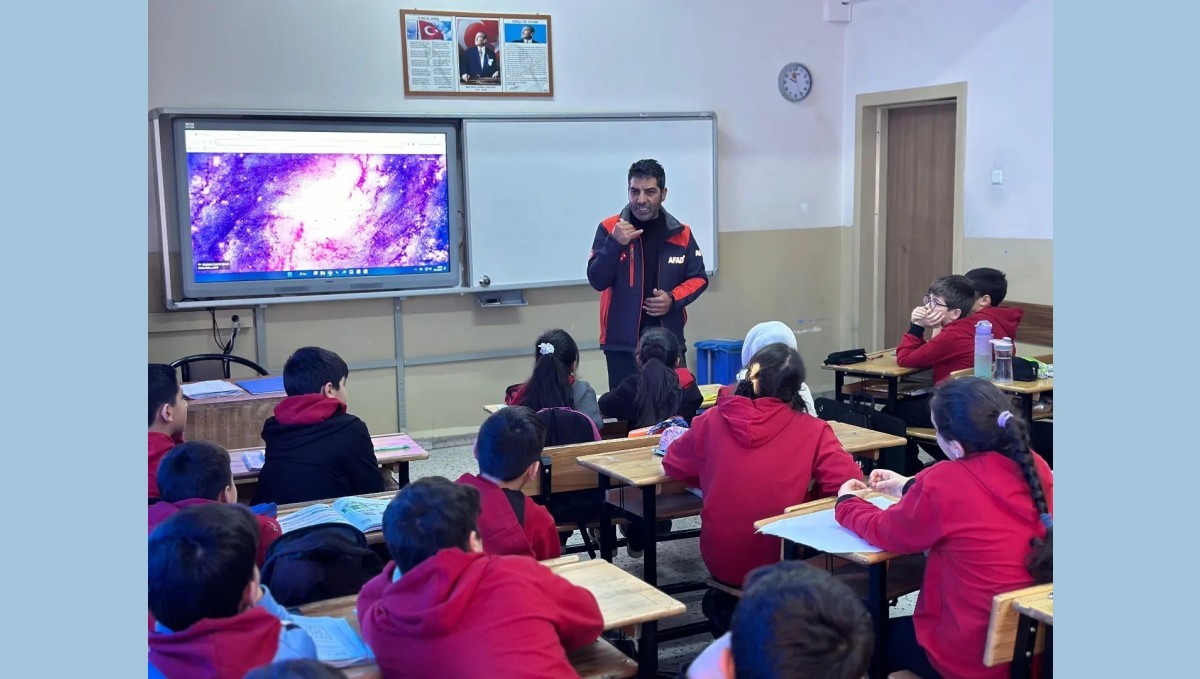 AFAD okullarda afet eğitimi veriyor