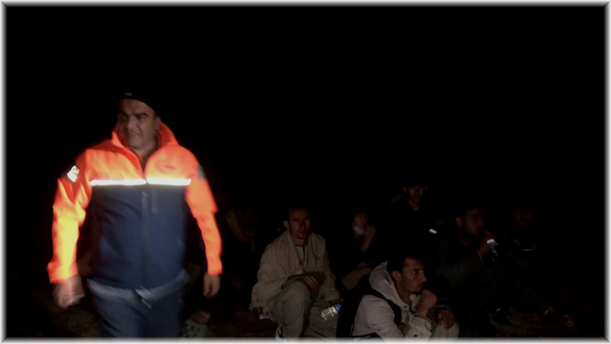AFAD ve jandarma kayalıklarda mahsur kalan düzensiz göçmen için alarma geçti