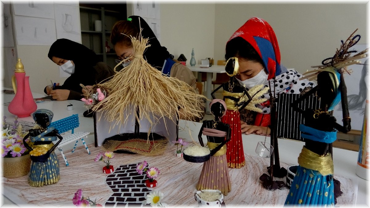 Afgan 3 kız kardeş geri gönderme merkezinde el sanatı yapıyor