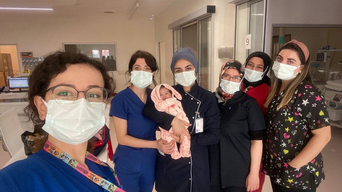 Afgan annesinin hastanede terk ettiği minik Ayçelen'e doktor ve hemşireler sahip çıktı