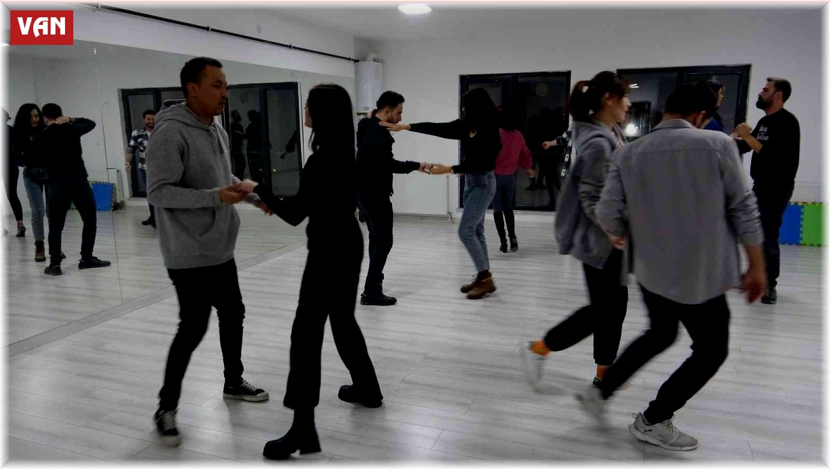 Afgan göçmen gündüz terzilik, akşam ise dans eğitmenliği yapıyor