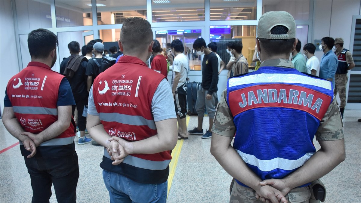 Afgan uyruklu 227 düzensiz göçmen Erzurum'dan ülkelerine gönderildi