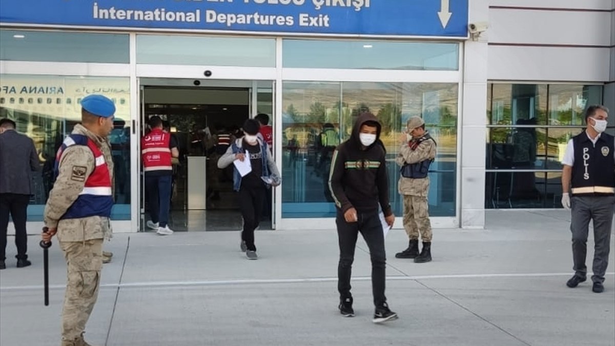 Afganistan uyruklu 107 düzensiz göçmen Malatya'dan sınır dışı edildi