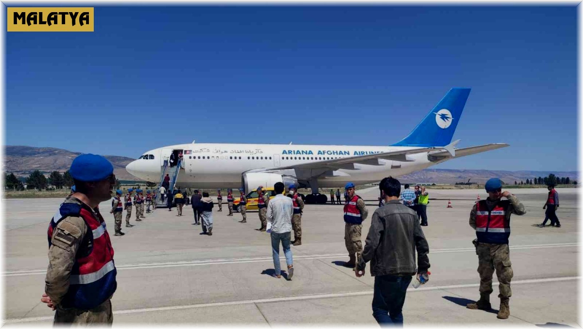 Afganlı 227 göçmen daha ülkelerine gönderildi