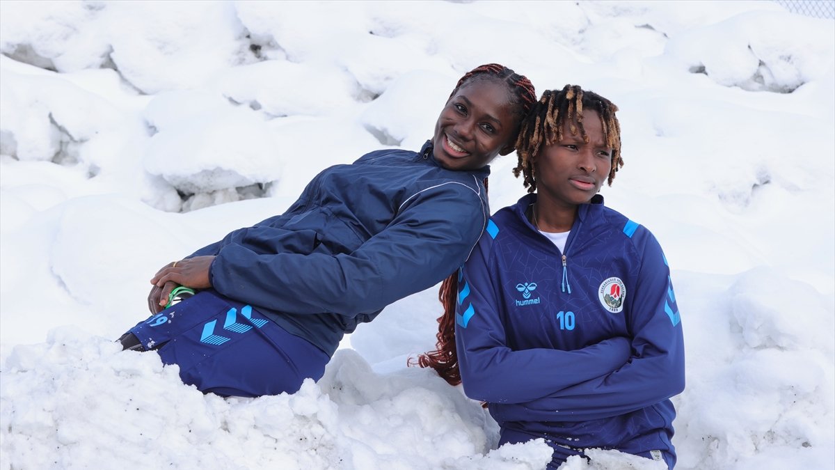 Afrika sıcağından 2 metrelik kara: Hakkarigücü’nün yabancı futbolcuları Hakkari’ye böyle alıştı