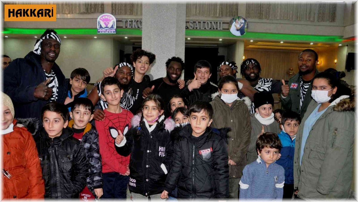 Afrikalıların gösterisine çocuklardan yoğun ilgi