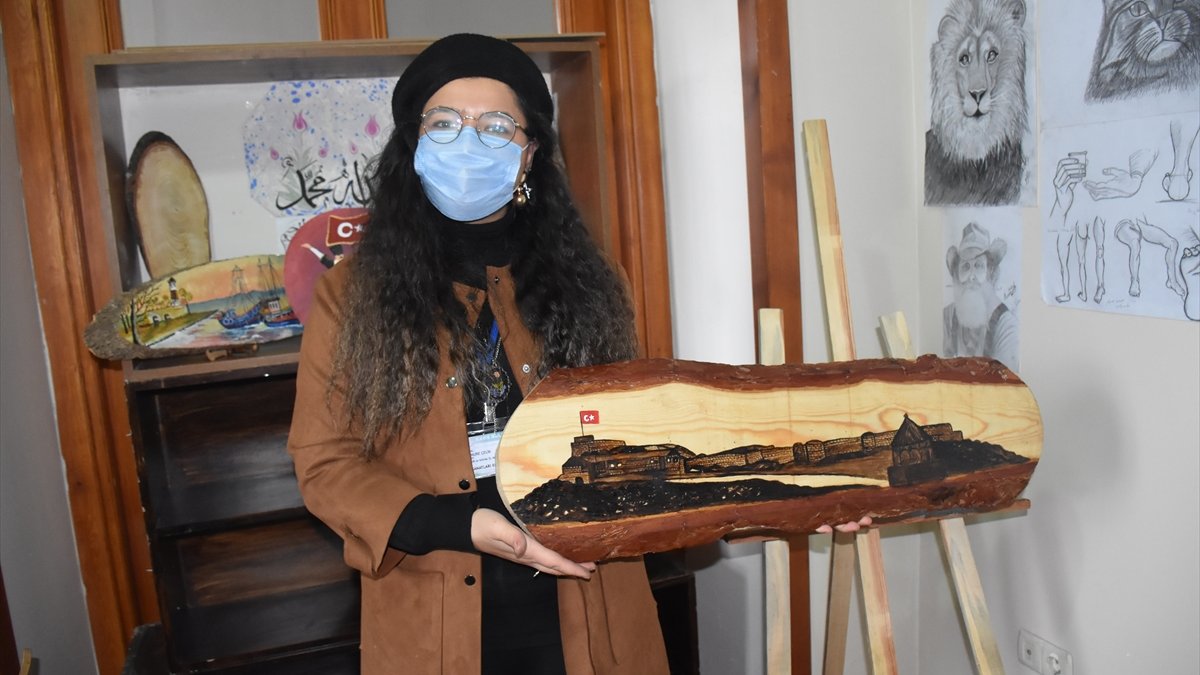 Ağaç parçalarını sanat eserine dönüştürüyor