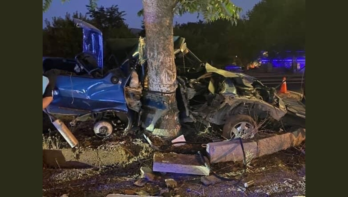 Ağaca çarpan Fiat Tofaş araç hurdaya döndü: 1 ağır yaralı