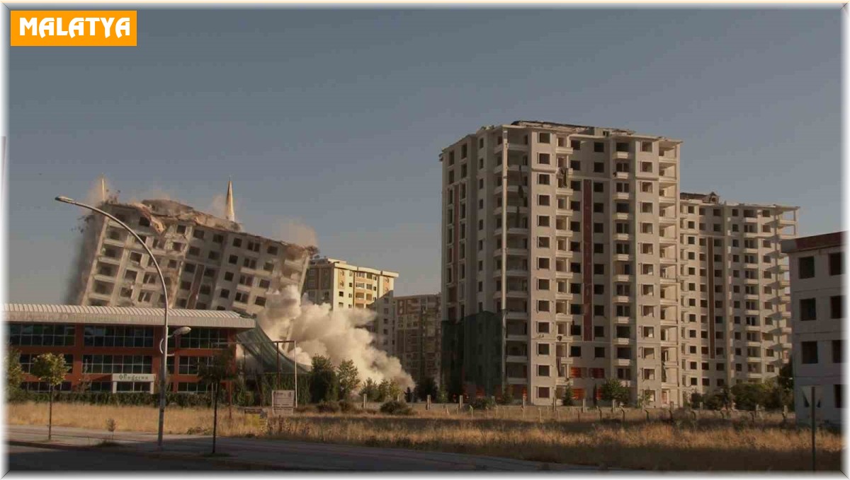 Ağır hasarlı 3 blok saniyeler içerisinde yerle bir oldu