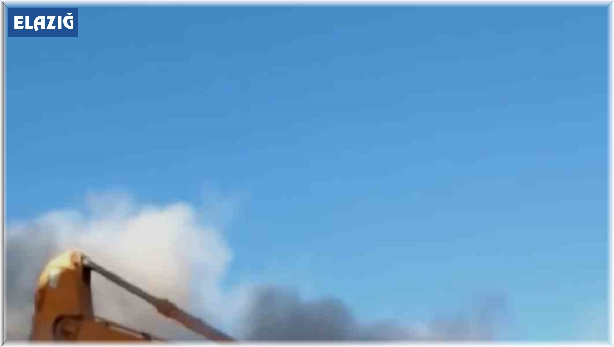 Ağır hasarlı bina tek dokunuşla yıkıldı, operatör kepçeyi bırakıp kaçtı