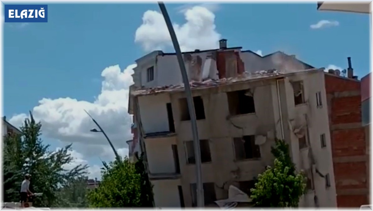 Ağır hasarlı bina tek dokunuşta yerle bir oldu