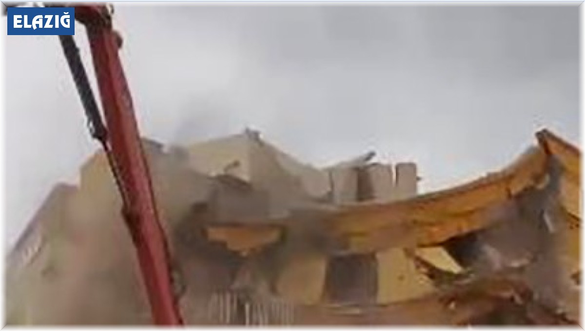 Ağır hasarlı bina yıkım sırasında çöktü