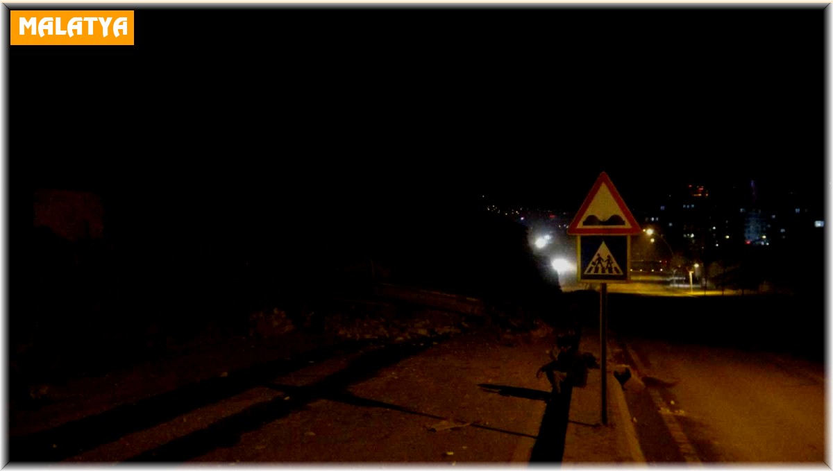 Ağır hasarlı bina yıkım sırasında yola devrildi