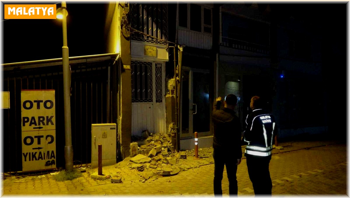 Ağır hasarlı binadaki göçük paniğe neden oldu