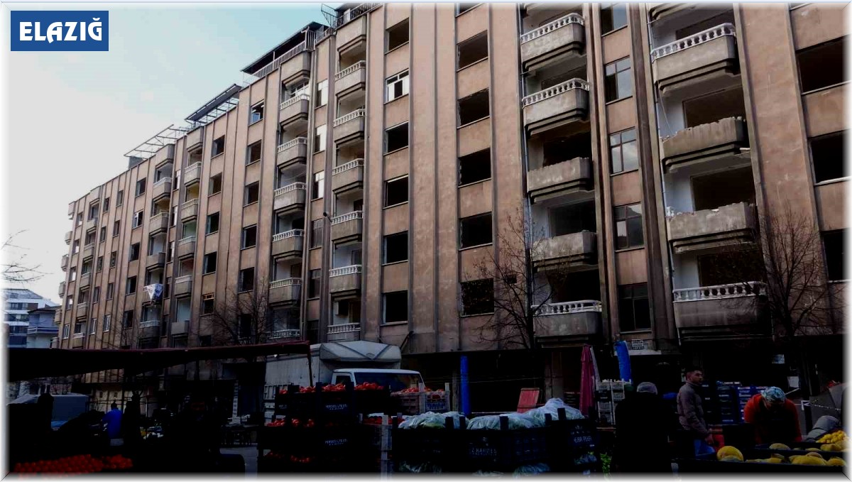 Ağır hasarlı binaların arasında kurulan semt pazarı faciaya davetiye çıkarıyor