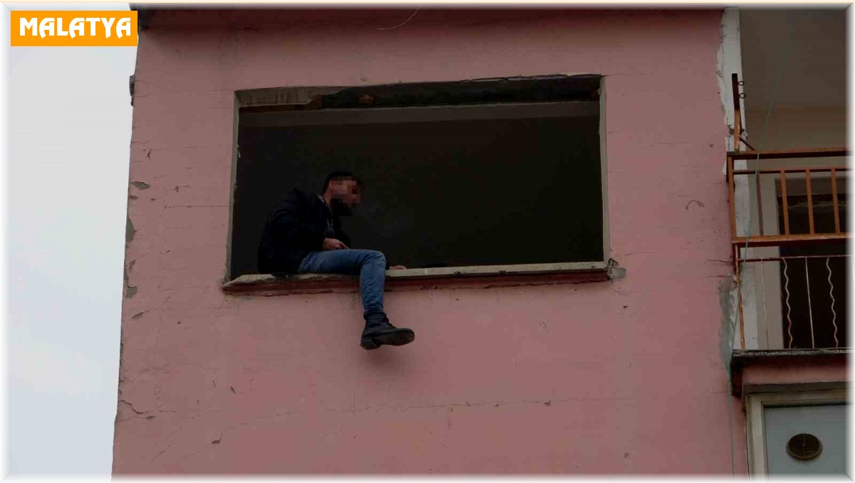 Ağır hasarlı binanın 6'ıncı katına çıkan genç polisi alarma geçirdi