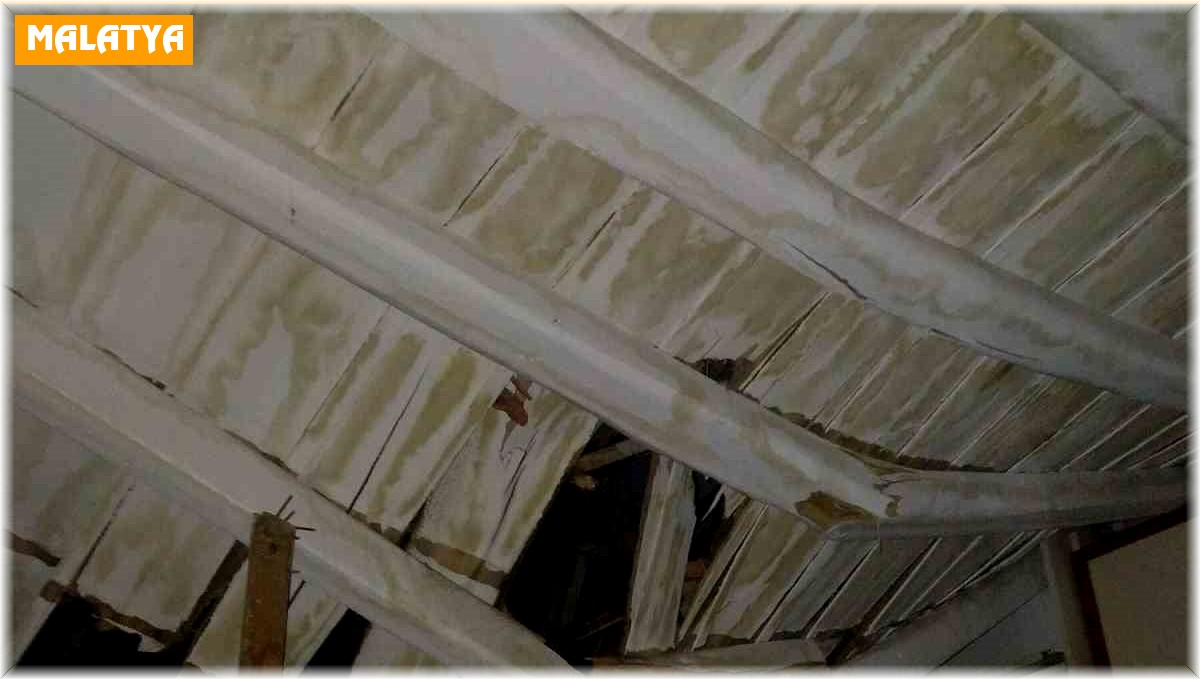 Ağır hasarlı binanın çatısı kısmen çöktü